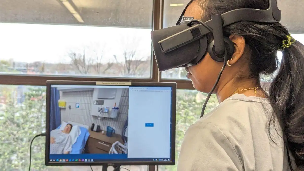 Personne étudiante en soins infirmiers en plein simulation 360