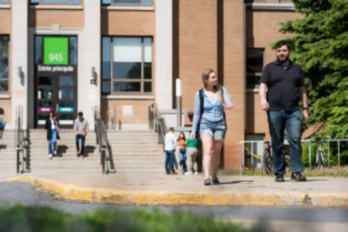Personnes en marche devant l'entrée 945