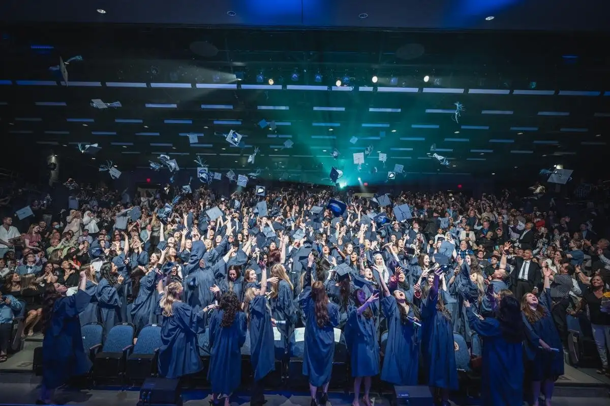 Personnes étudiantes à la cérémonie de fin d'études