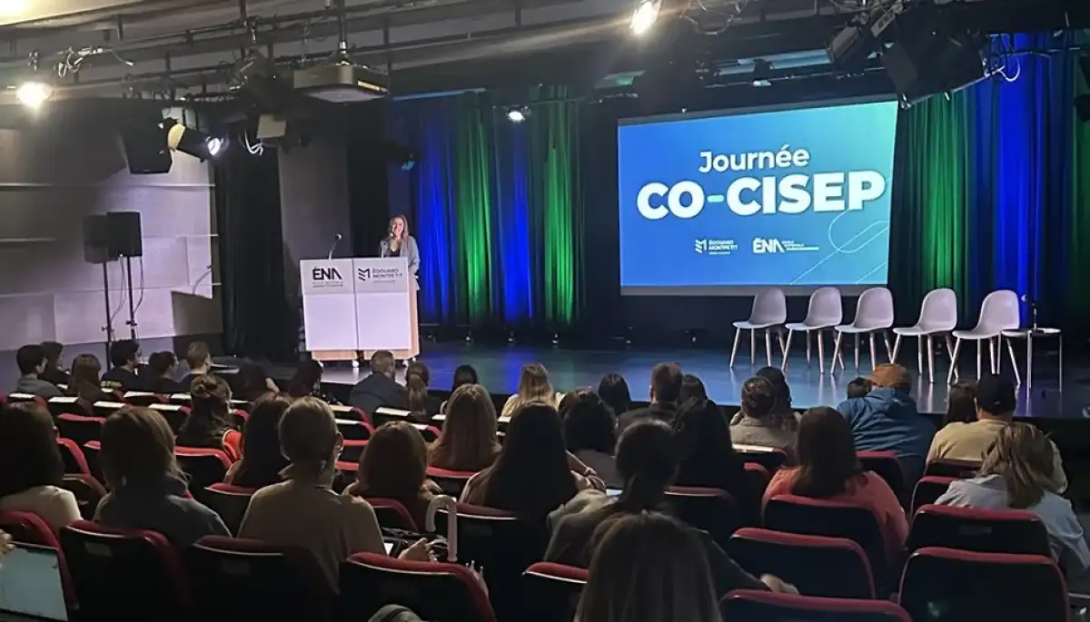 Emmanuelle Roy, Directrice des études au Cégep et à l'ÉNA, fait une présentation sur scène devant les conseillères et conseillers d’orientation et en information scolaire et professionnelle.