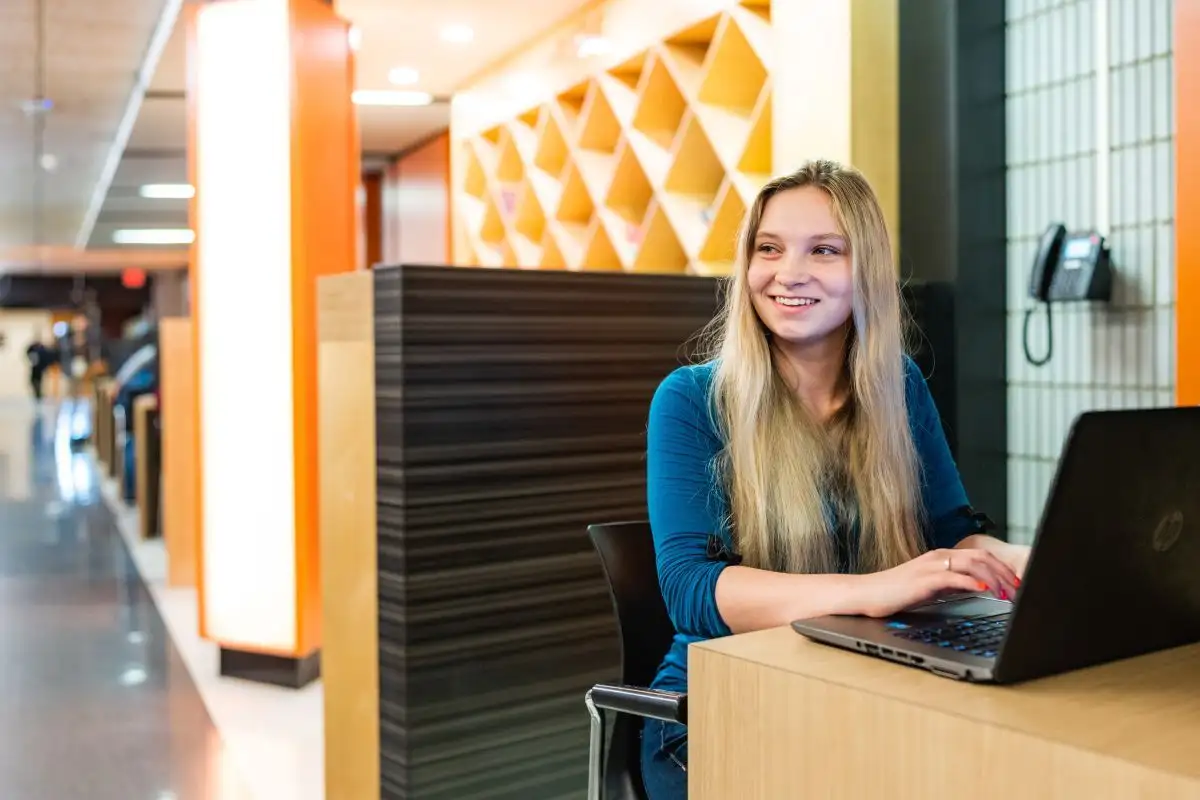 Étudiante qui lit un livre