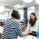 Personne étudiante qui reçoit un service au comptoir de la bibliothèque