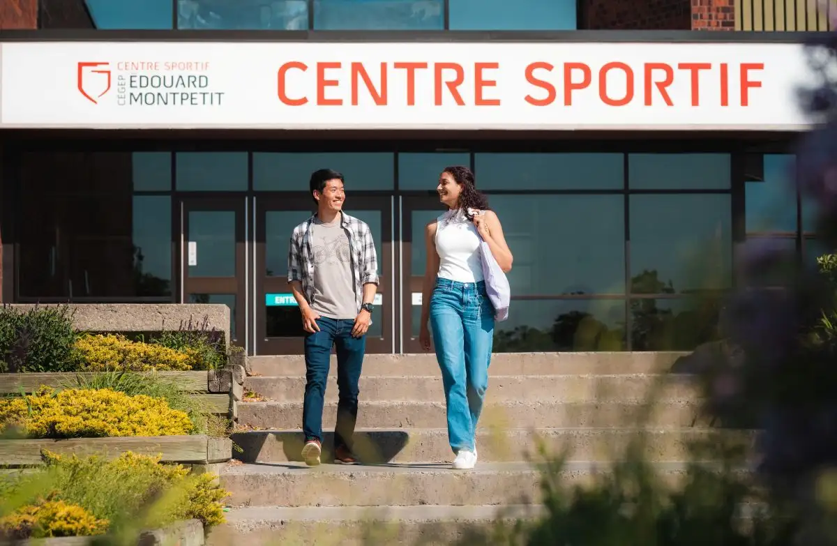 Personnes étudiantes devant l'entrée princiaple